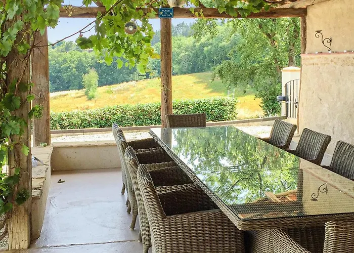 4 Bedroom Cozy In Monfaucon Ferienhaus *