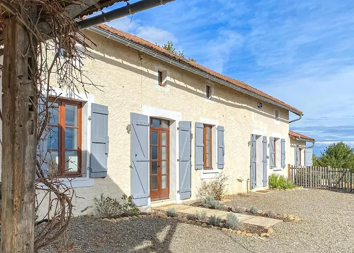 بيت للعطل 4 Bedroom Cozy In Monfaucon