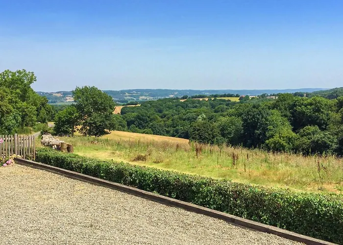 4 Bedroom Cozy In Monfaucon Dom wakacyjny *