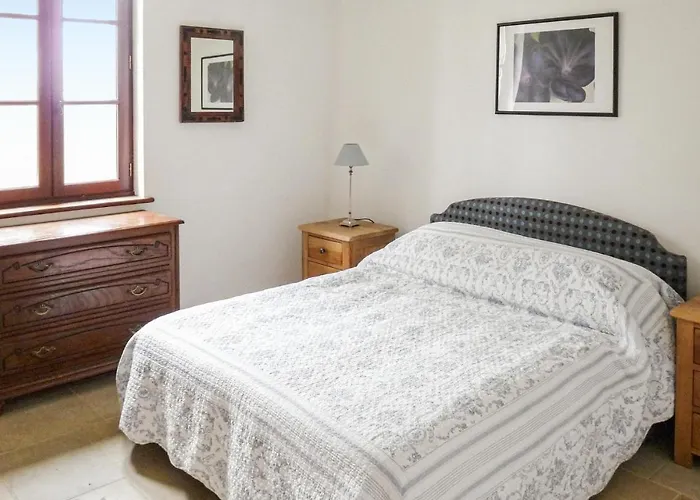 4 Bedroom Cozy In Monfaucon بيت للعطل