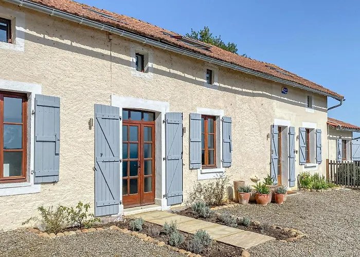 4 Bedroom Cozy In Monfaucon