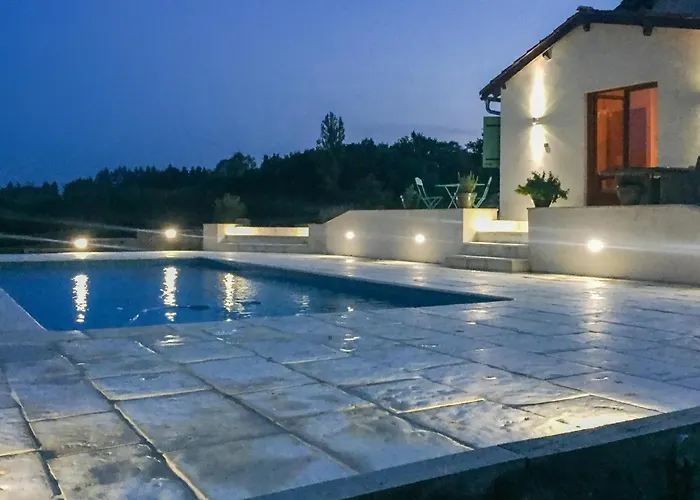 4 Bedroom Cozy In Monfaucon بيت للعطل